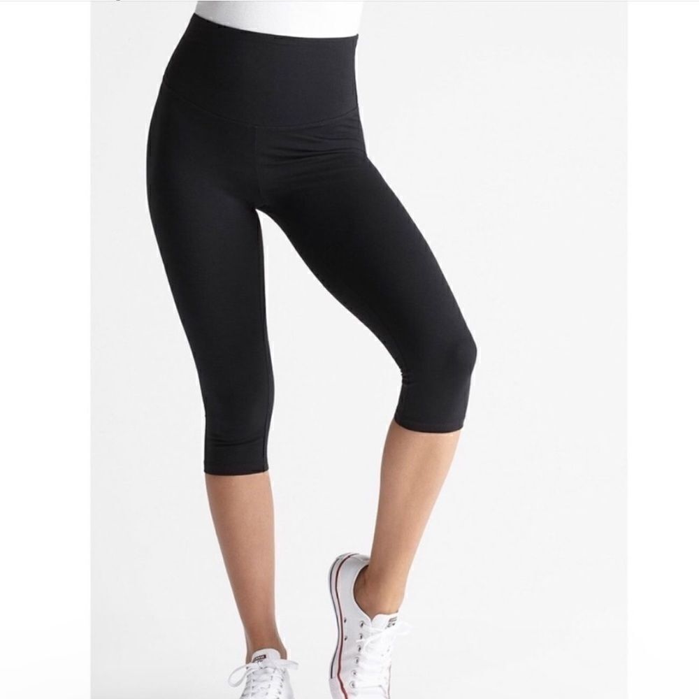Yummie Heather Thompson Black Control Capri Leggings
